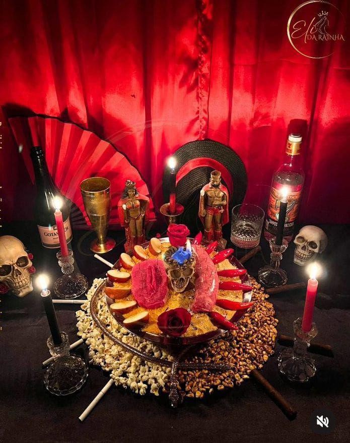 Mesa de atendimentos com cartas e búzios